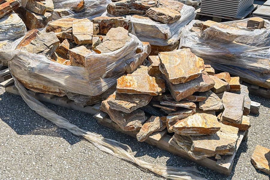 2 Paletten mit Natursteinen